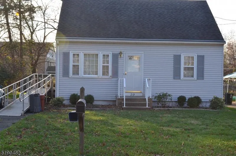 219 Sherman Ave photo 1