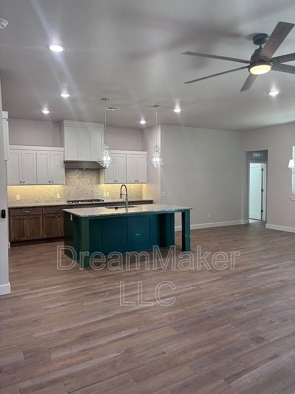 4 bed, 2.5 bath, 2072 sqft, $2,295 — Photo 2