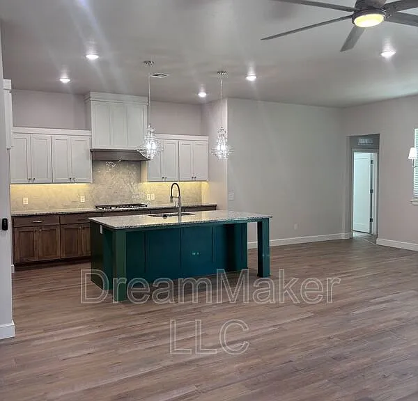 1902 Hollow Crest Ct — Photo 2