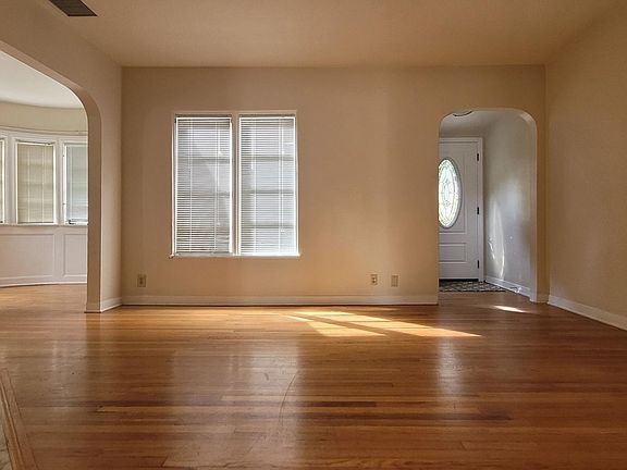 4th image of 2265 Cloverfield Blvd