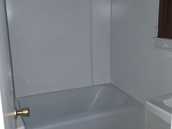 4th image of 14 London Dr