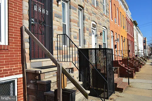 1226 W Cross St Photo 1