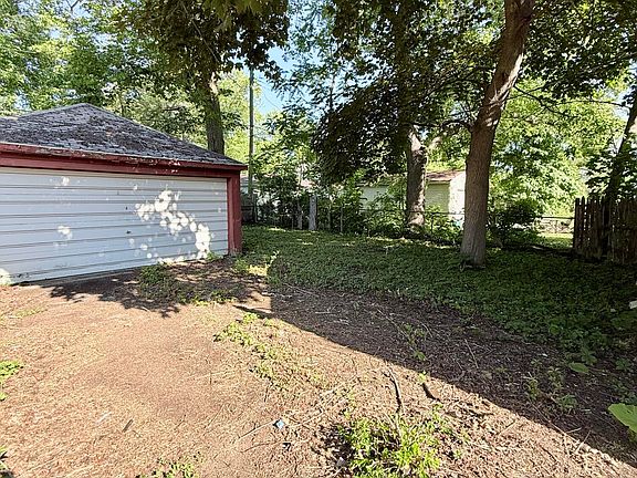 5th image of 15339 Sussex St