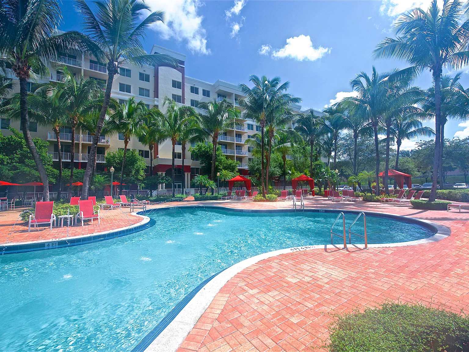 Royal Palms Apartments — Photo 4