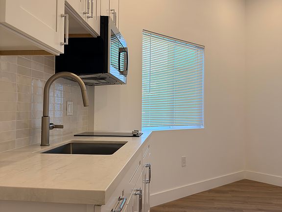 3rd image of 1016 Cedar Brk #1