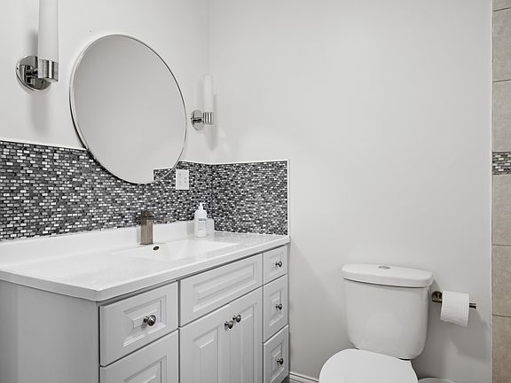 4th image of 5351 W Foster Ave