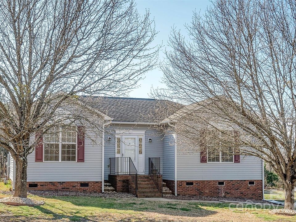 1st image of 909 Blackstone Ln