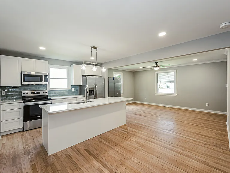 1404 Landis Dr — Photo 7