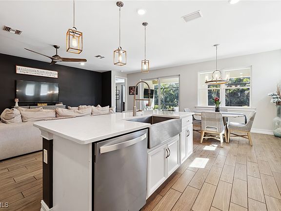 3rd image of 15361 Floresta Ln
