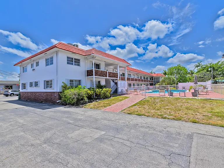 303 N Federal Hwy — Photo 22