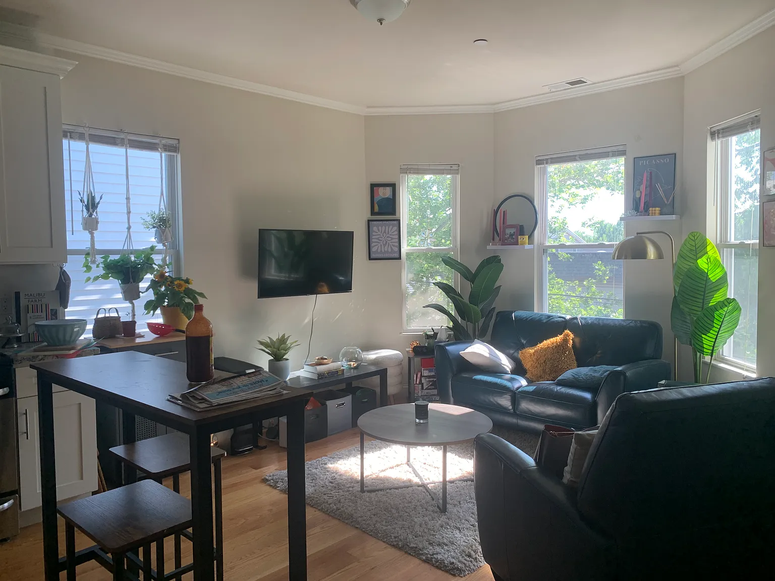 3 bed, 1.5 bath, 900 sqft, $4,300 — Photo 2