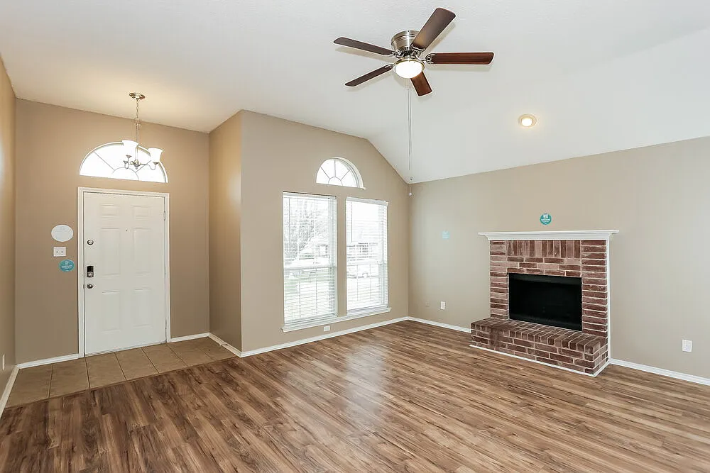 3 bed, 2.0 bath, 1232 sqft, $1,900 — Photo 3