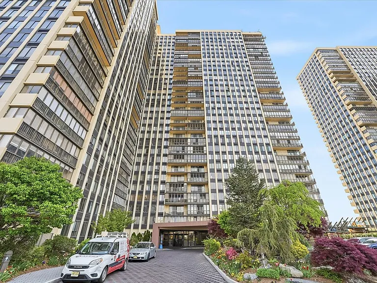 300 Winston Dr #L5 — Photo 32