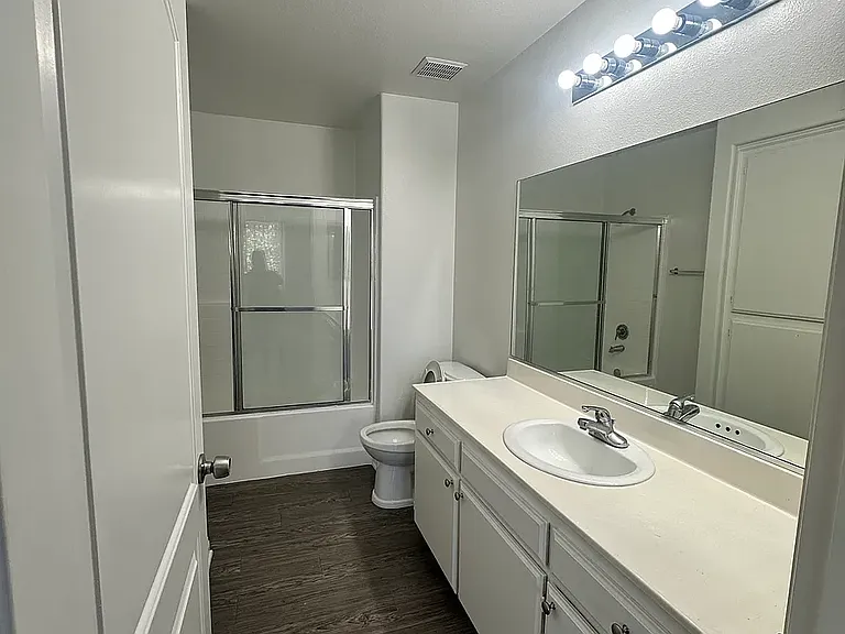14359 Haynes St #5 — Photo 2