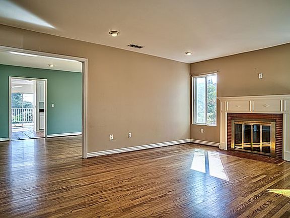 3rd image of 1910 Hill Dr