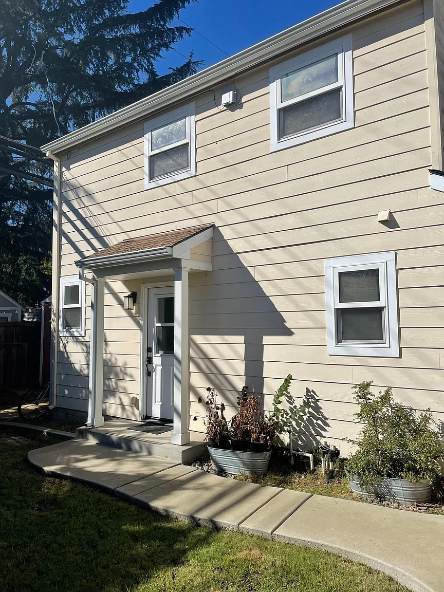 3930 T St photo 1