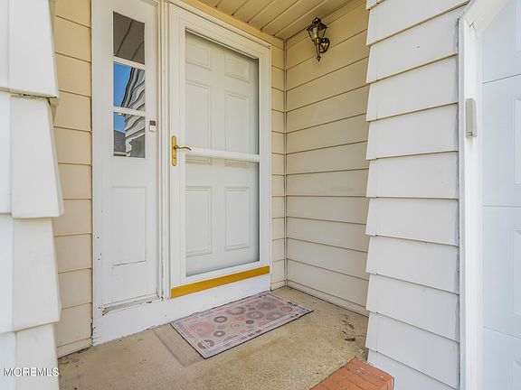 3rd image of 288 Harrington Drive N