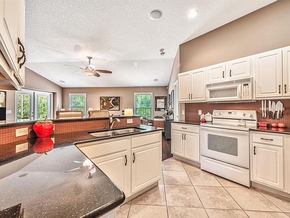 4th image of 621 Christina Dr