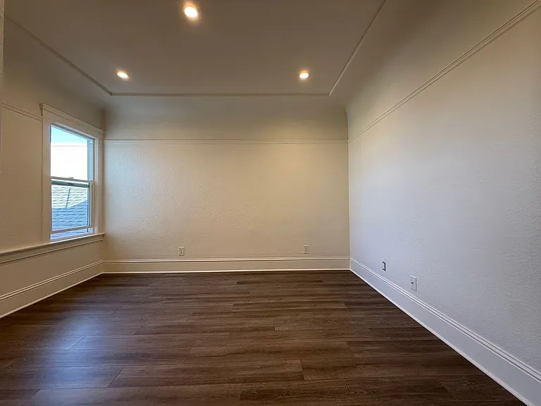 1052 Jamestown Ave — Photo 8