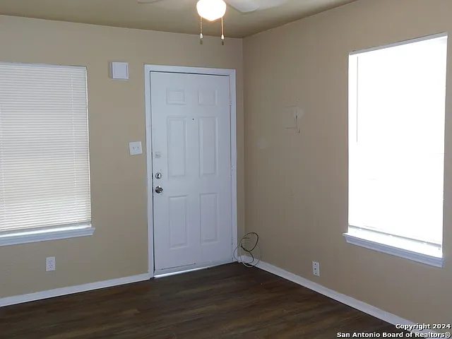 3 bed, 1.0 bath, 1560 sqft, $925 — Photo 2