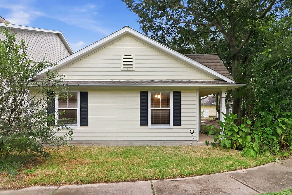 3 bed, 2.0 bath, 1440 sqft, $1,720 — Photo 1
