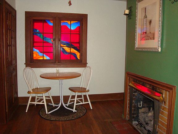COZY  CAFE STYLE DINING AREA