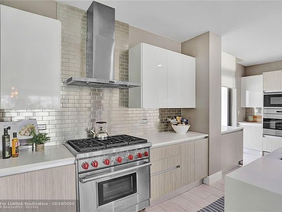 3rd image of 30 Isle Of Venice Dr