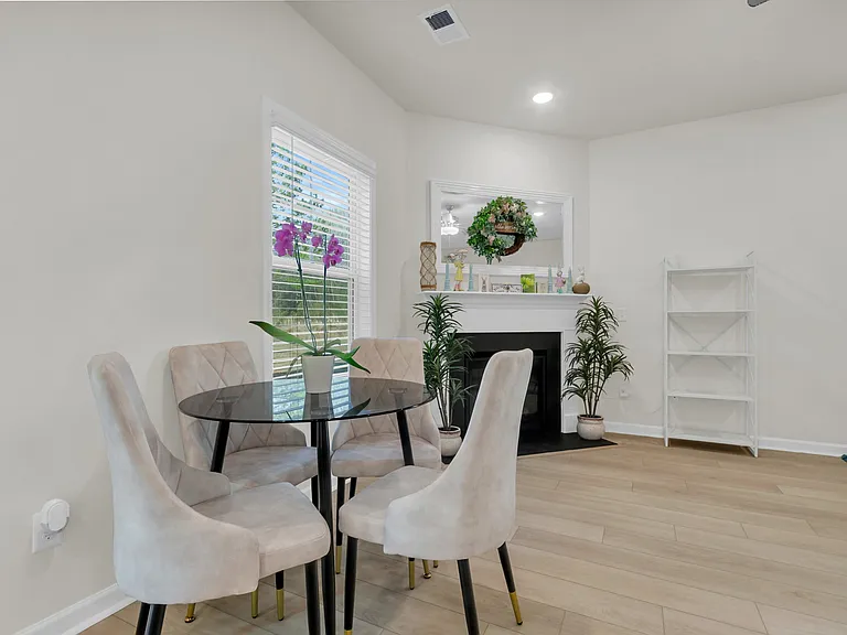 1110 Silverbend Trl — Photo 9