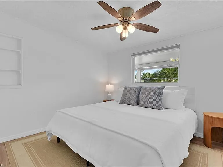 2048 Holiday Ln — Photo 13