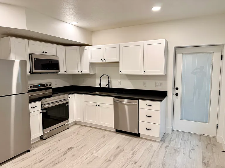 1437 N Sierra Way #1 — Photo 5