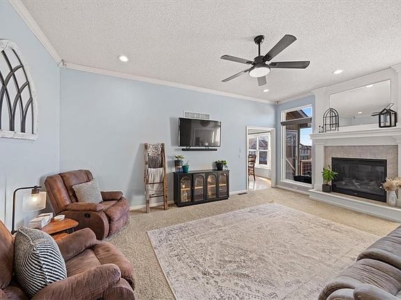 4th image of 803 NW Redbud Dr