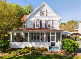 4 Lee St, Wachapreague, VA 23480