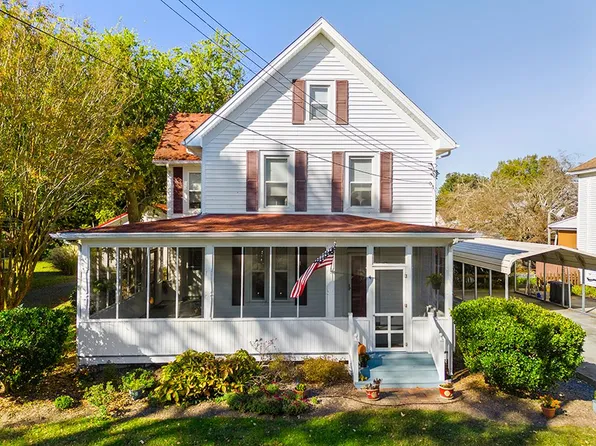 4 Lee St, Wachapreague, VA 23480