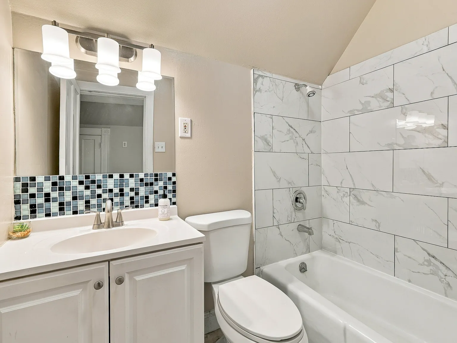 2 bed, 1016 sqft, $1,550 — Photo 2