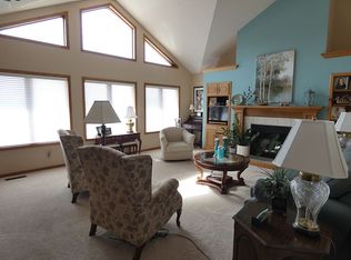 5045 W Cottonwood Cv, Hastings, NE 68901