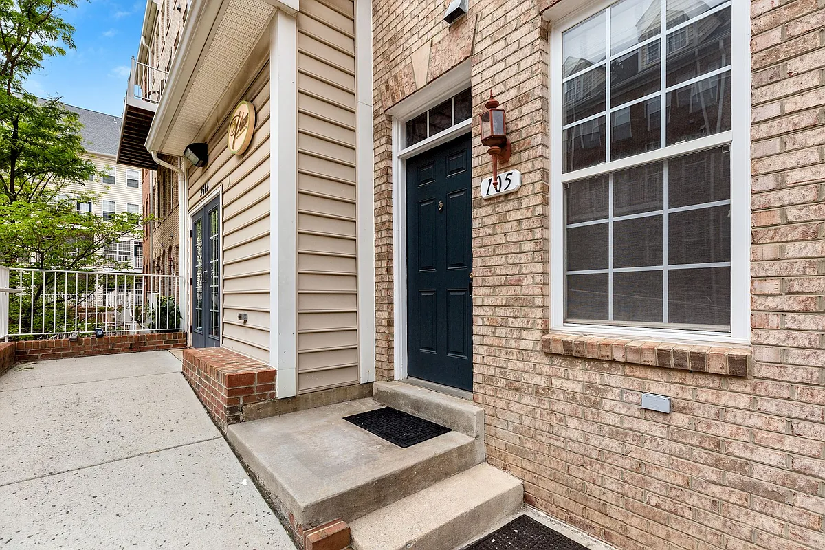 Building Photo - 2664 Manhattan Pl #105