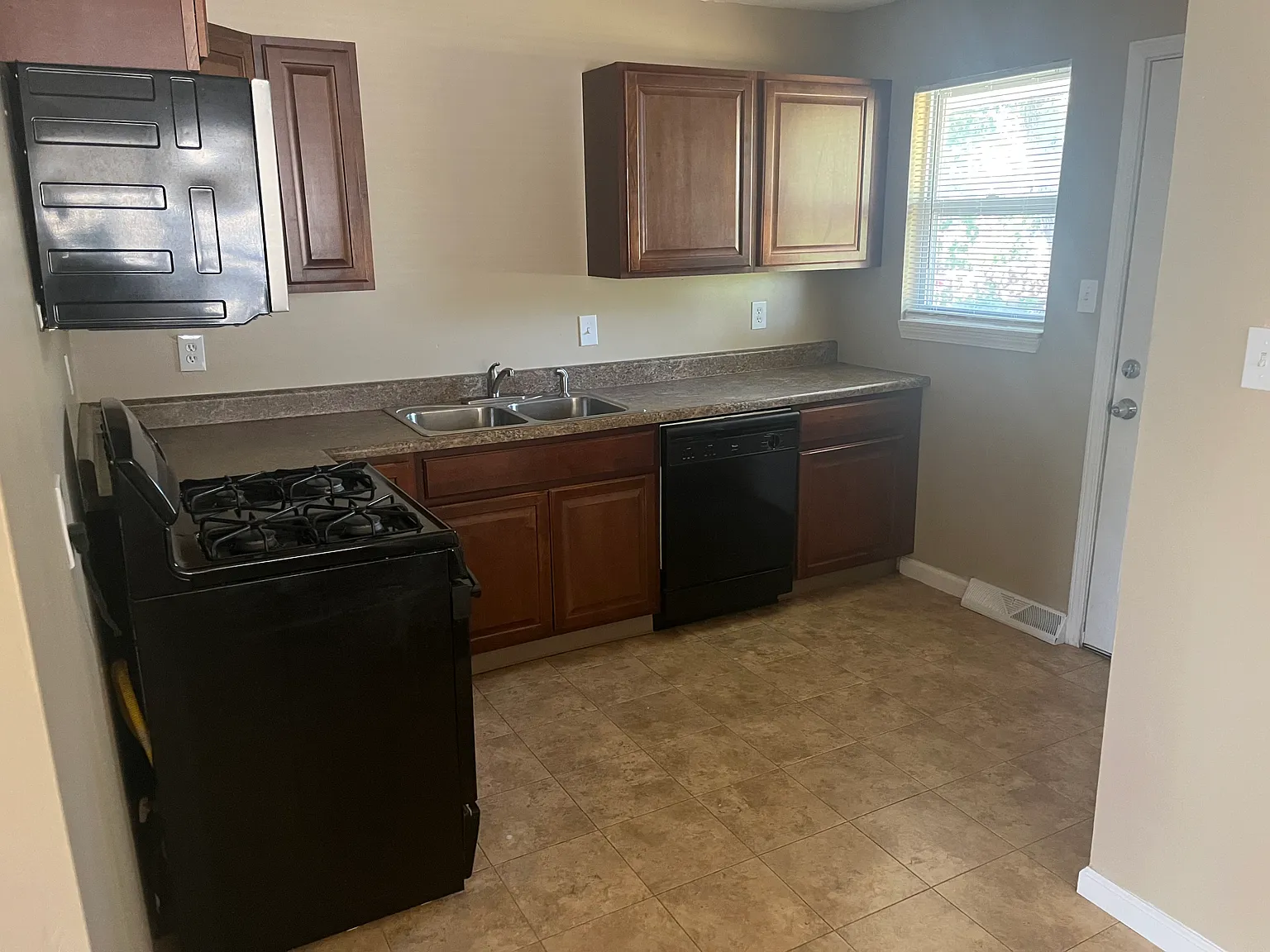 3 bed, 936 sqft, $1,350 — Photo 4