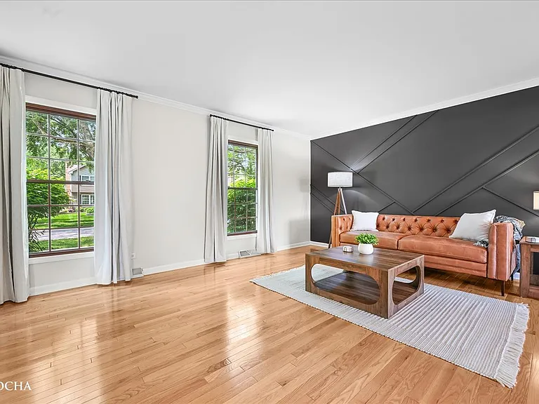 1012 Bainbridge Dr — Photo 4