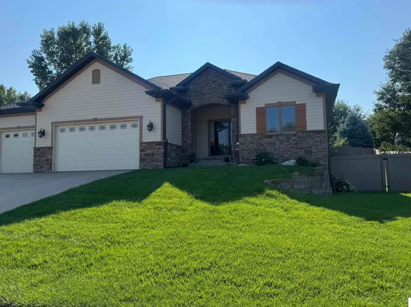 2001 Country Meadows Pl, Beatrice, NE 68310