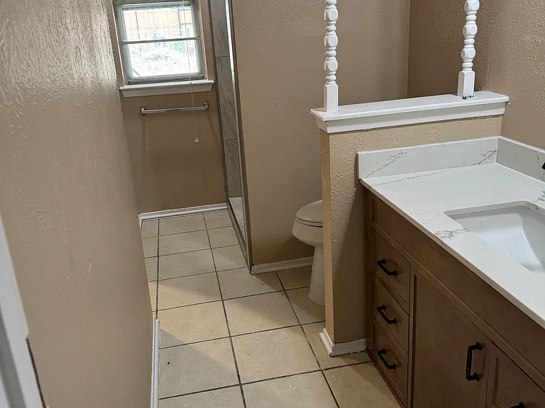 1422 Kingsbridge Dr — Photo 4
