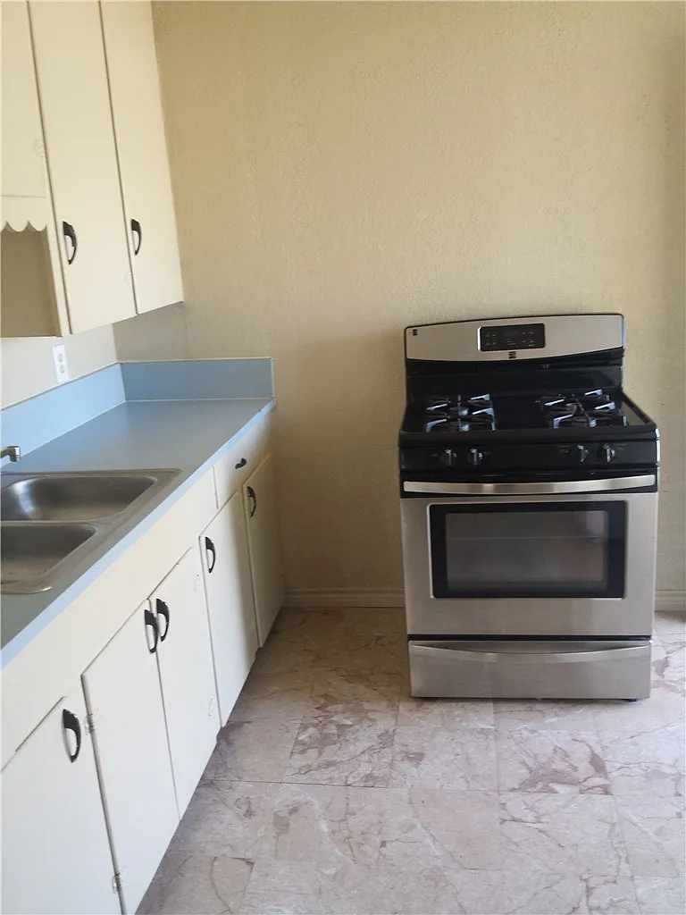 2 bed, 1.0 bath, 2818 sqft, $795 — Photo 4