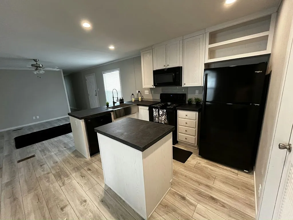 3 bed, 2.0 bath, 1033 sqft, $1,431 — Photo 2