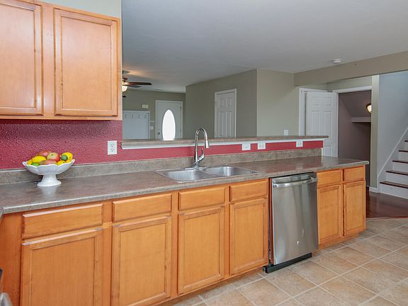 4th image of 810 Fraser Grove Dr