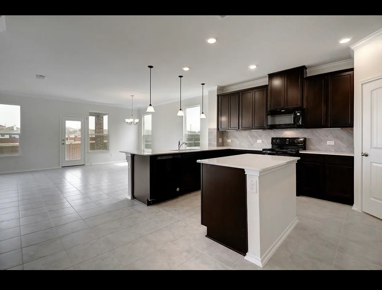 124 Rocroi Dr — Photo 2