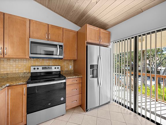 4th image of 3939 NE 5th Avenue #B206