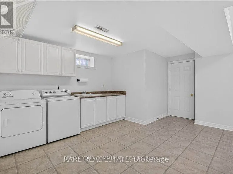 1069 Corrie St — Photo 9