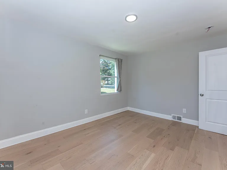 75 Reeder Ave — Photo 33