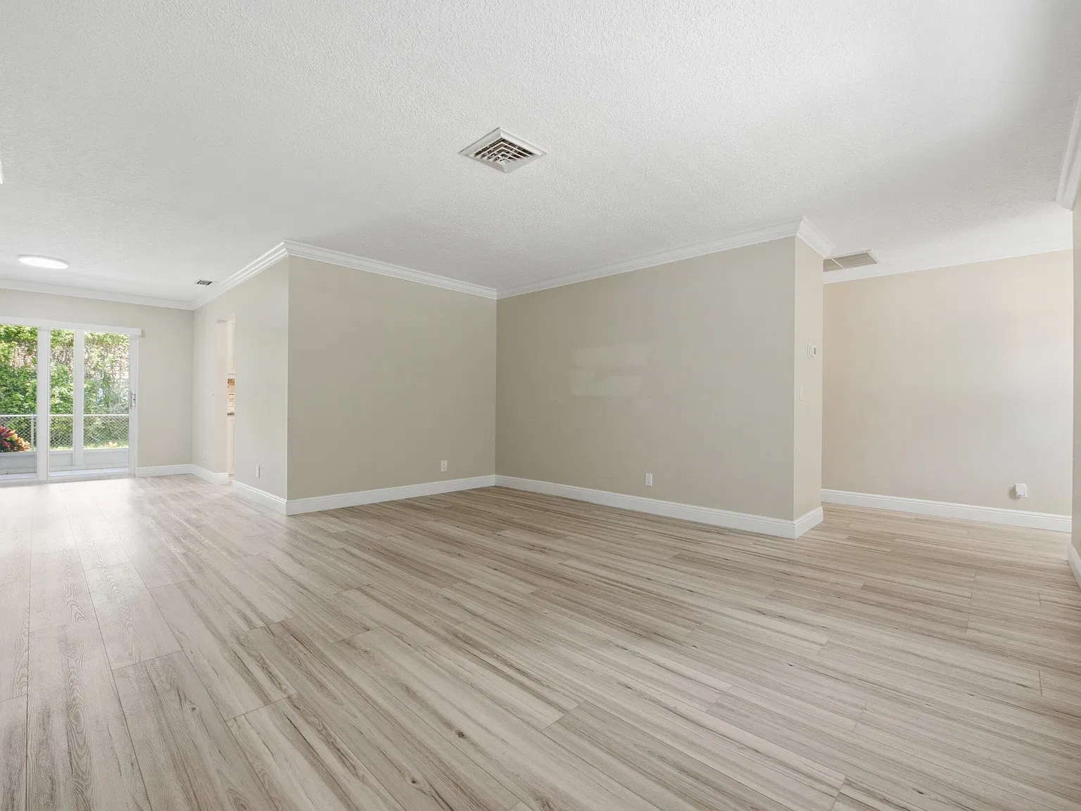 3 bed, 2.0 bath, 1733 sqft, $4,350 — Photo 4