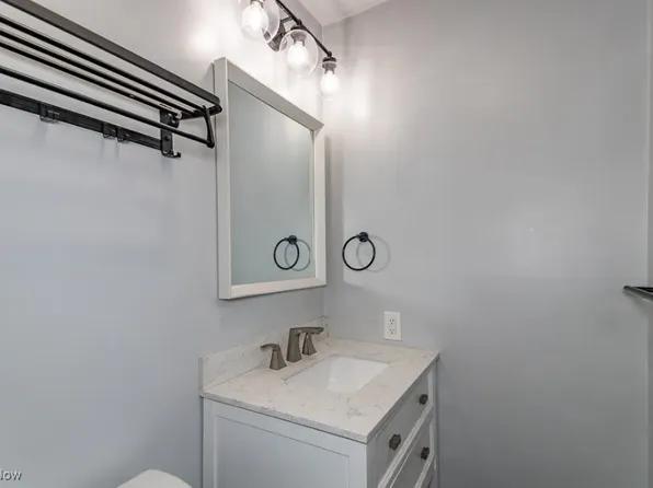 9 E Carriage Dr #9, Chagrin Falls, OH 44022