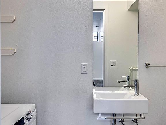 5th image of 405 Madrona Way NE #14